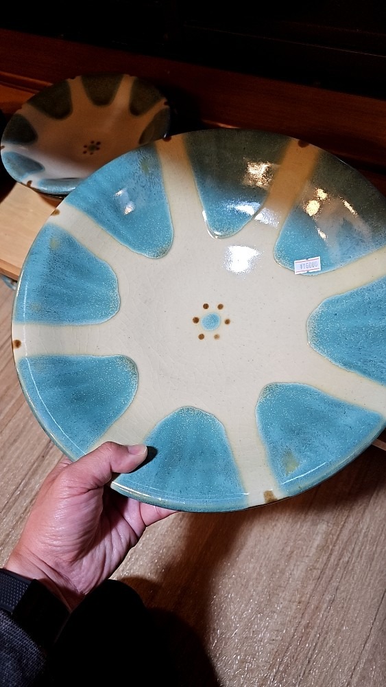 綺麗なブルーの陶器です。