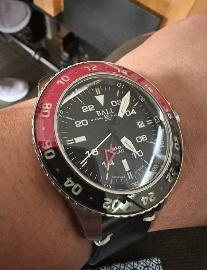 BALL Watchの「エンジニア ハイドロカーボン エアロGMT」。 手に取った瞬間に感じる無骨さと重厚感、そして独特の男らしさが魅力の一本