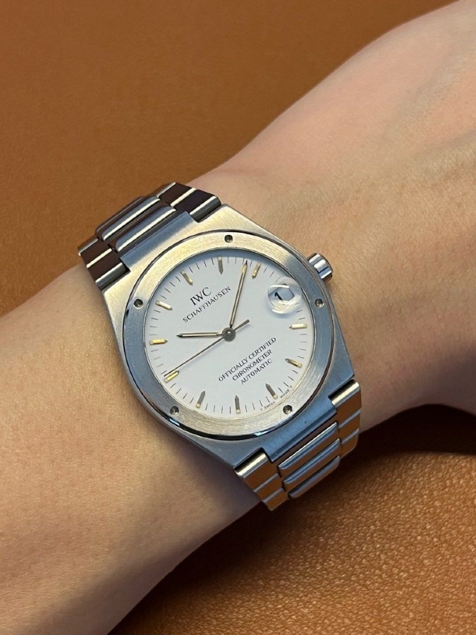 ラウンド×インテグレーテッドブレスのデザインは、現行とは違う渋さがあります