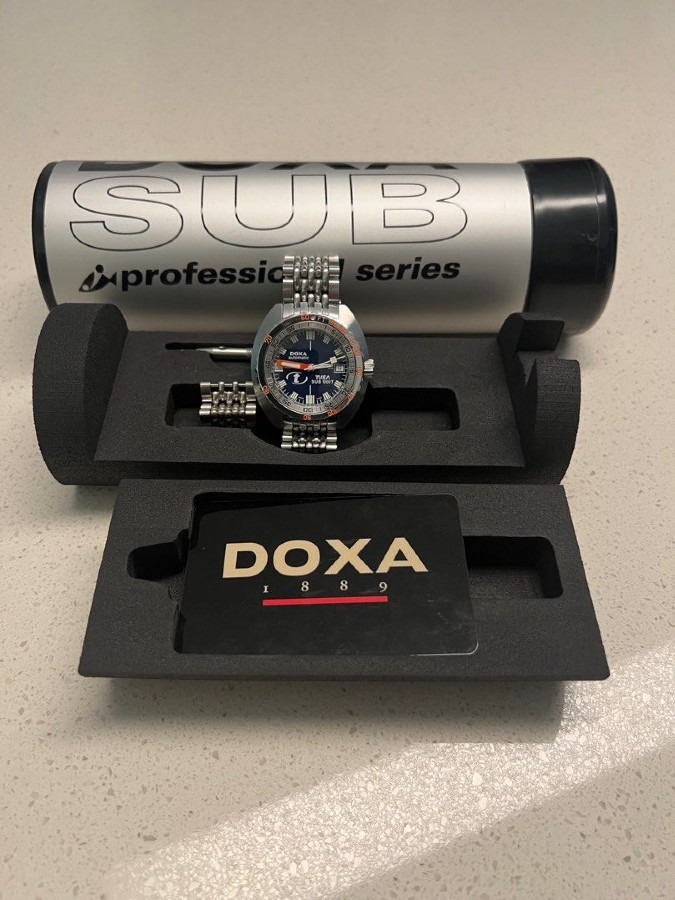 無骨なアルミのSUBケース、黒カートリッジのような特殊BOX