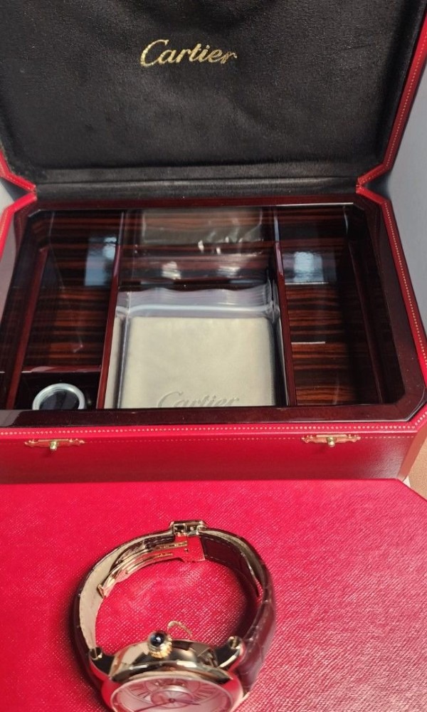 カルティエの高級ボックスと腕時計
