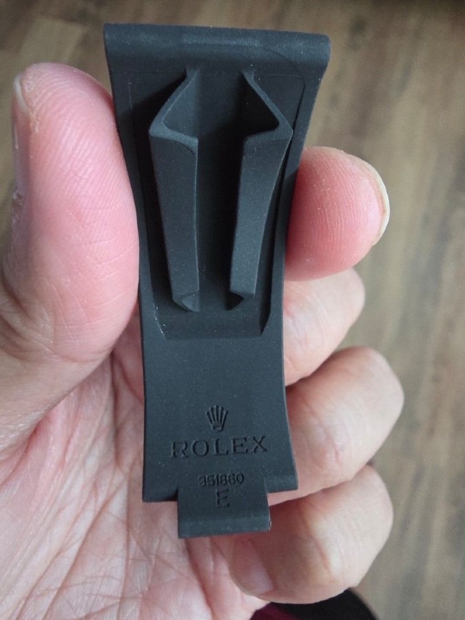 海外の人は夏にラバーバンドに